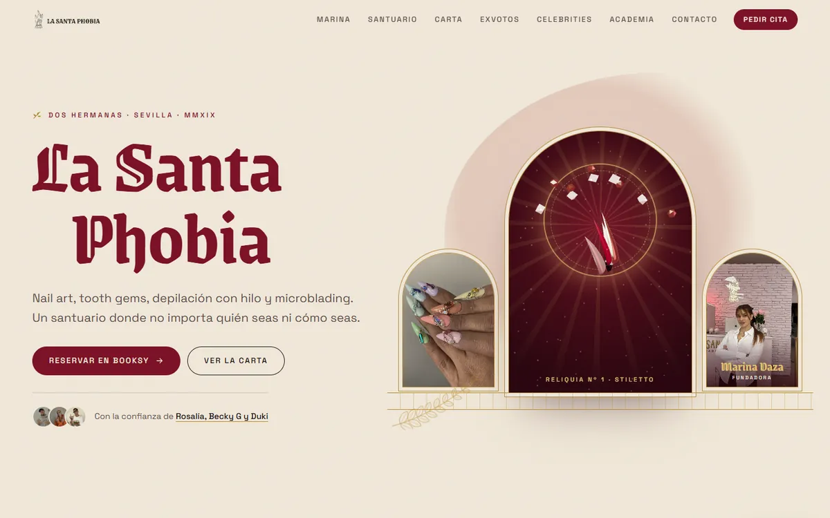 Página de inicio de La Santa Phobia con el titular en letra gótica granate y un retablo de arcos dorados con uñas en 3D y la fundadora, Marina Daza