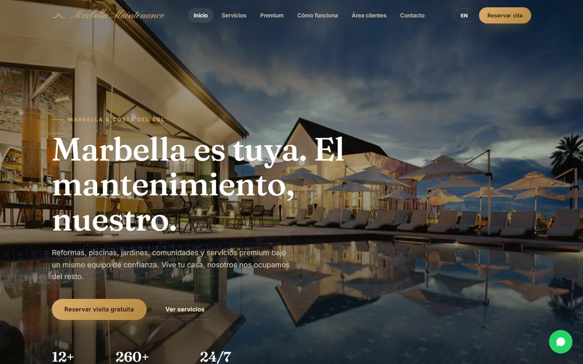 Página de inicio de Marbella Maintenance con una piscina al anochecer