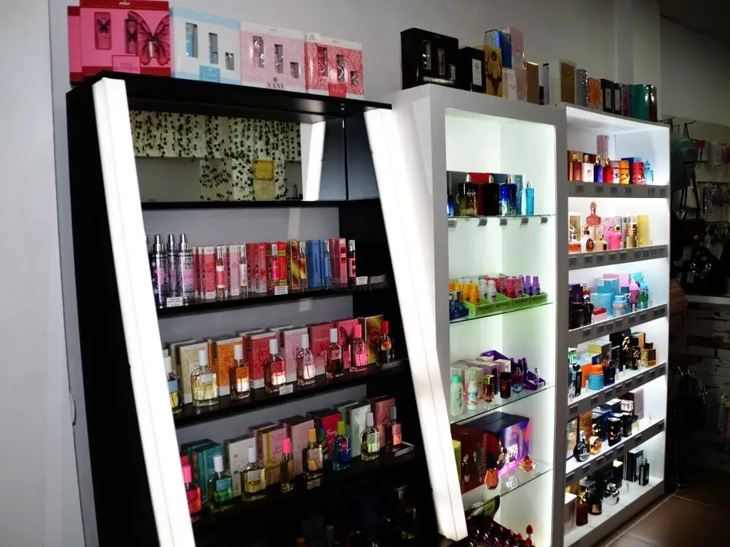 Expositores iluminados con esmaltes y cosmética