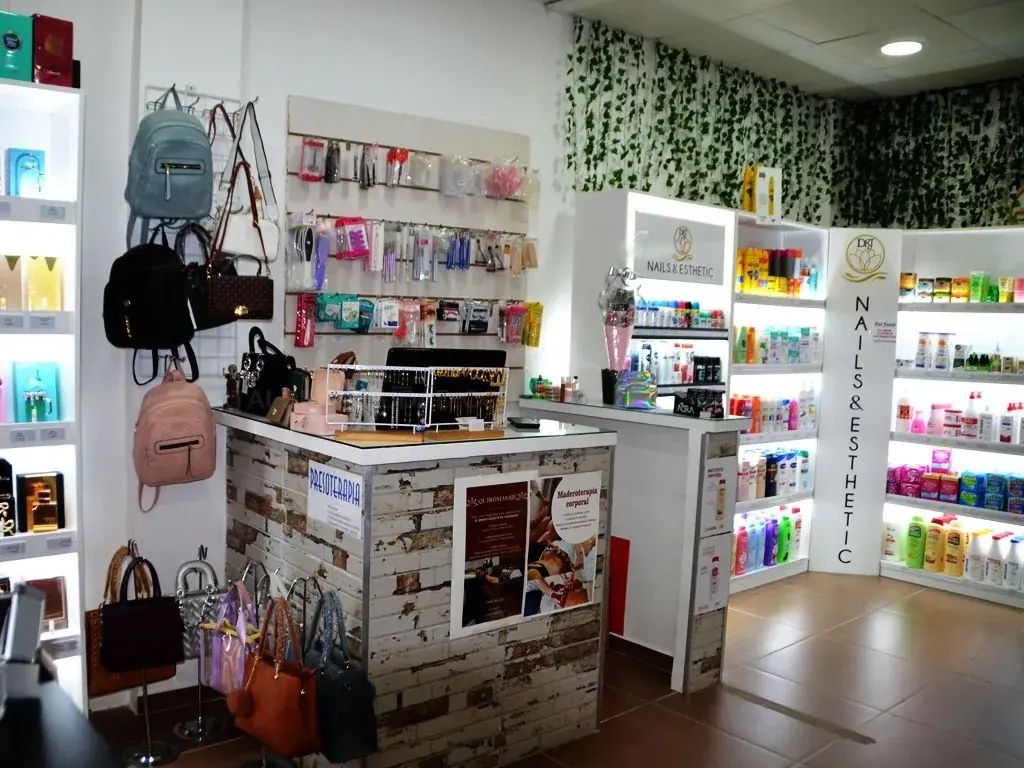 Interior de la boutique con complementos