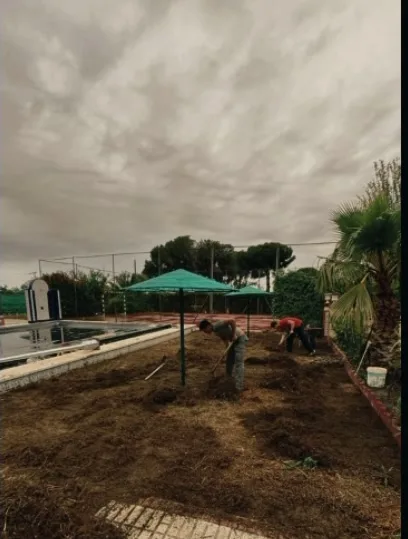 Operarios preparando el terreno junto a una piscina