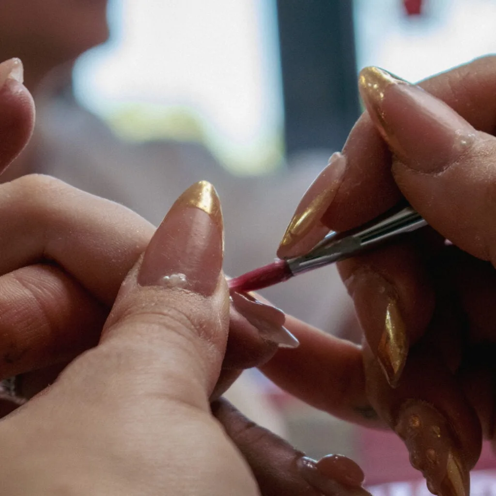 Pintando uñas en tono nude dorado