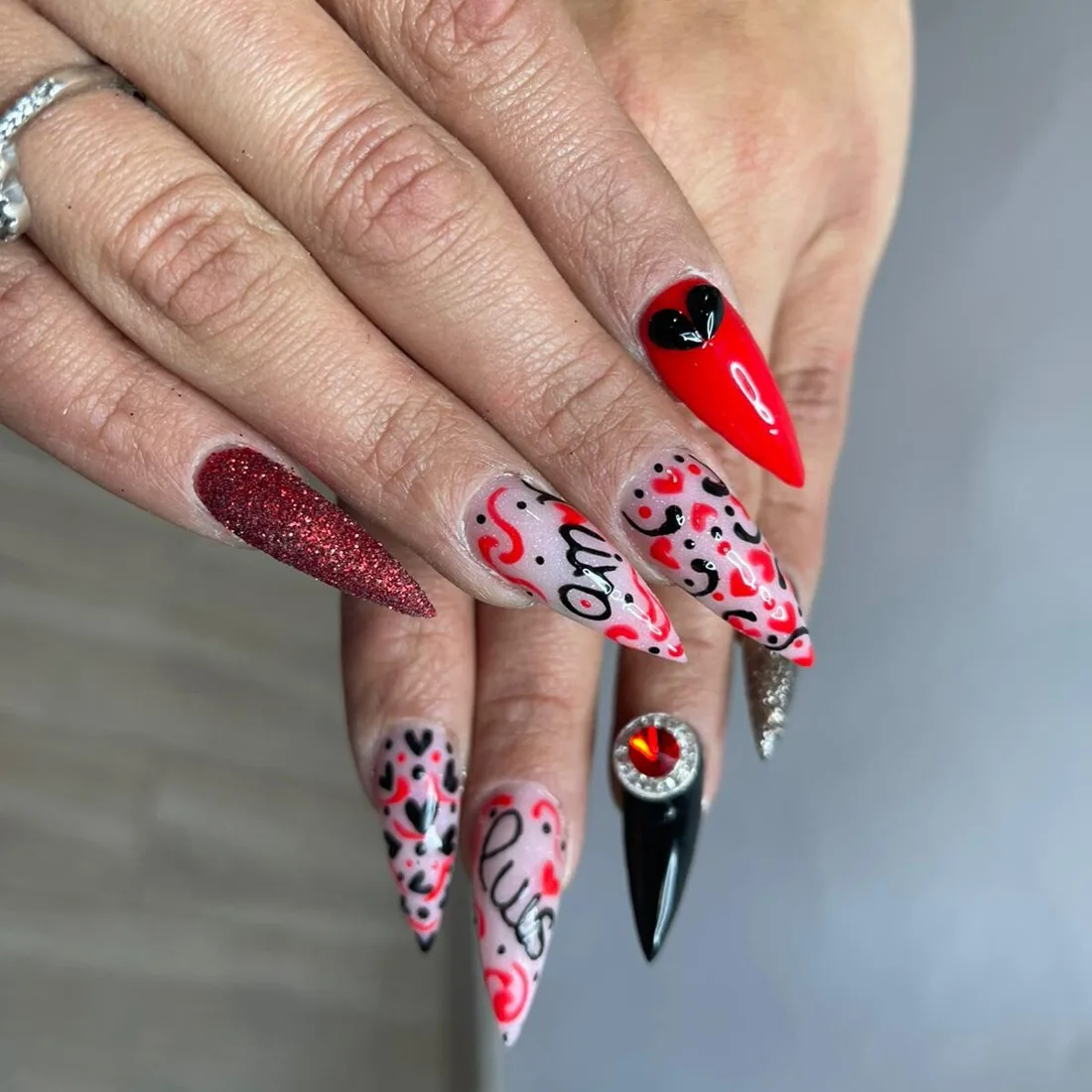 Uñas stiletto con nail art rojo y blanco