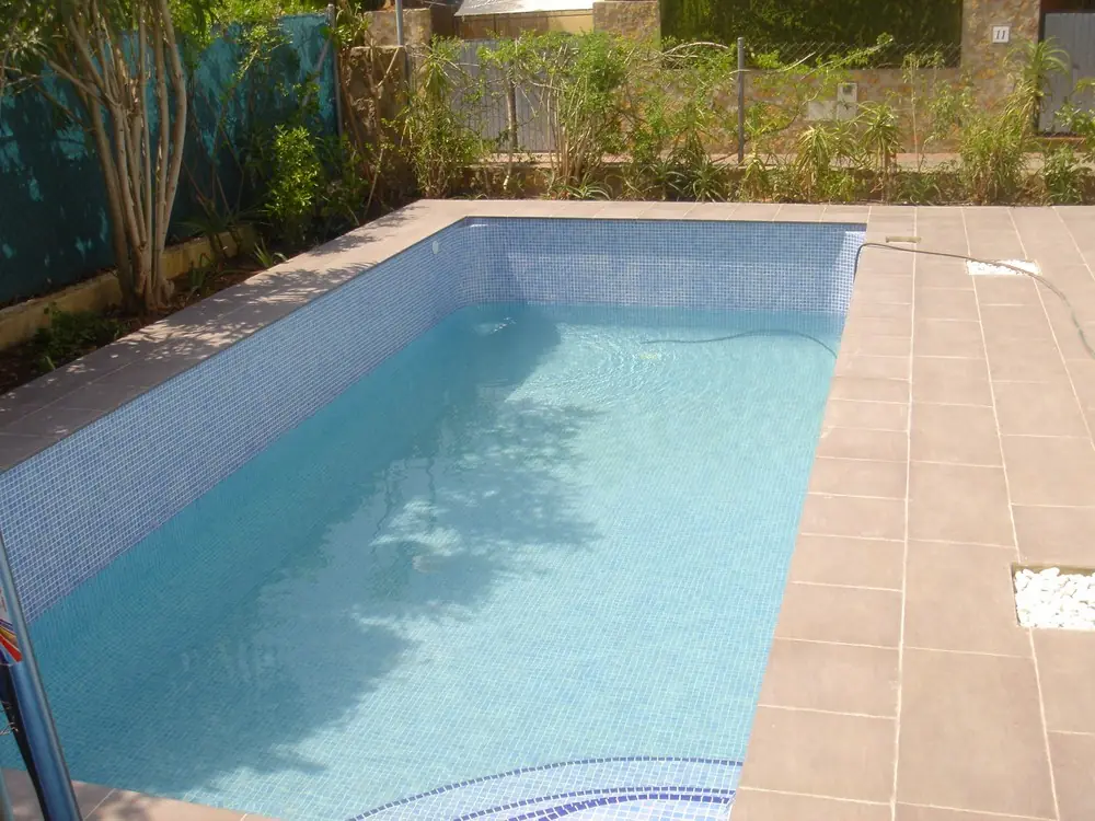 Después: piscina terminada con agua y coronación