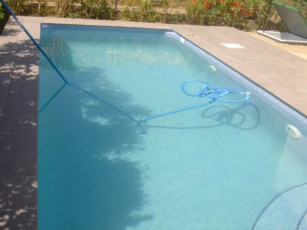 Piscina terminada con coronación clara