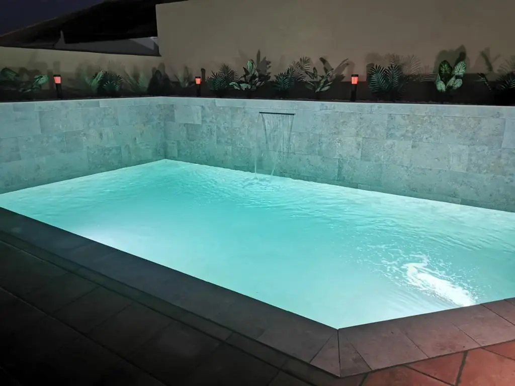 Piscina iluminada de noche