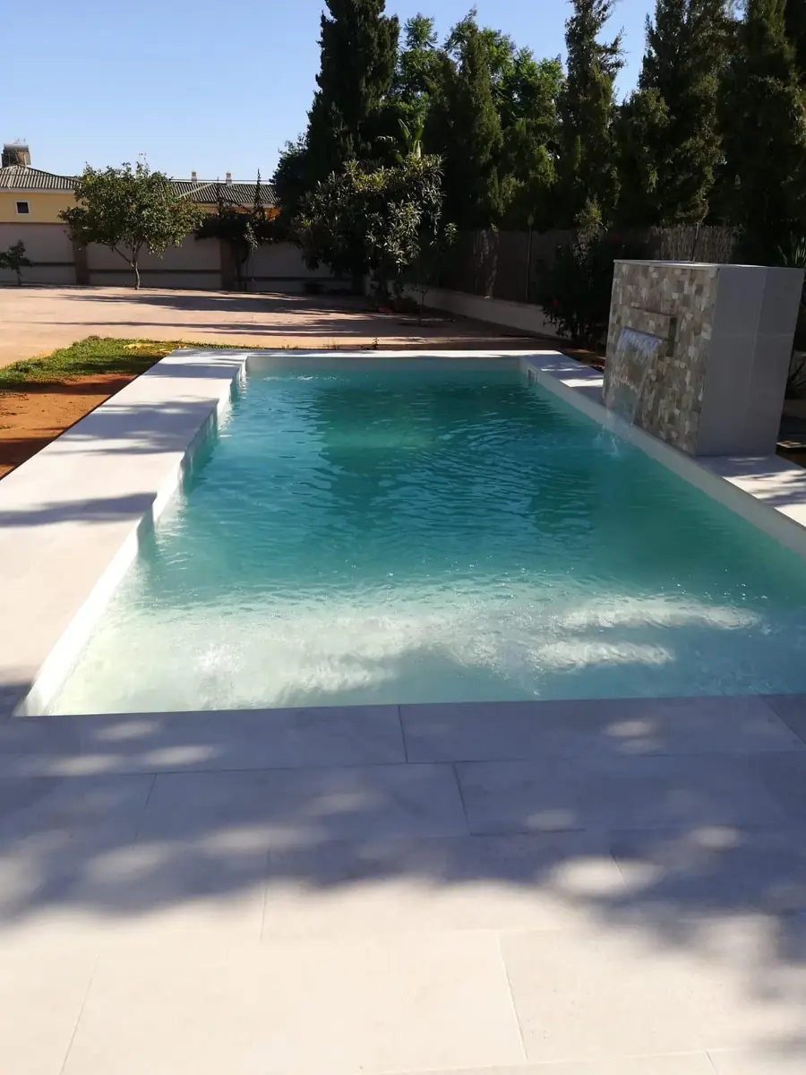 Piscina con playa de obra