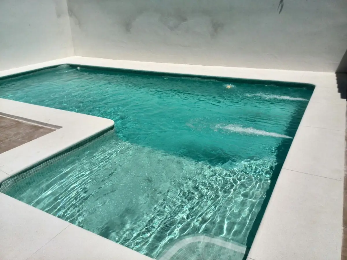 Piscina de gresite turquesa