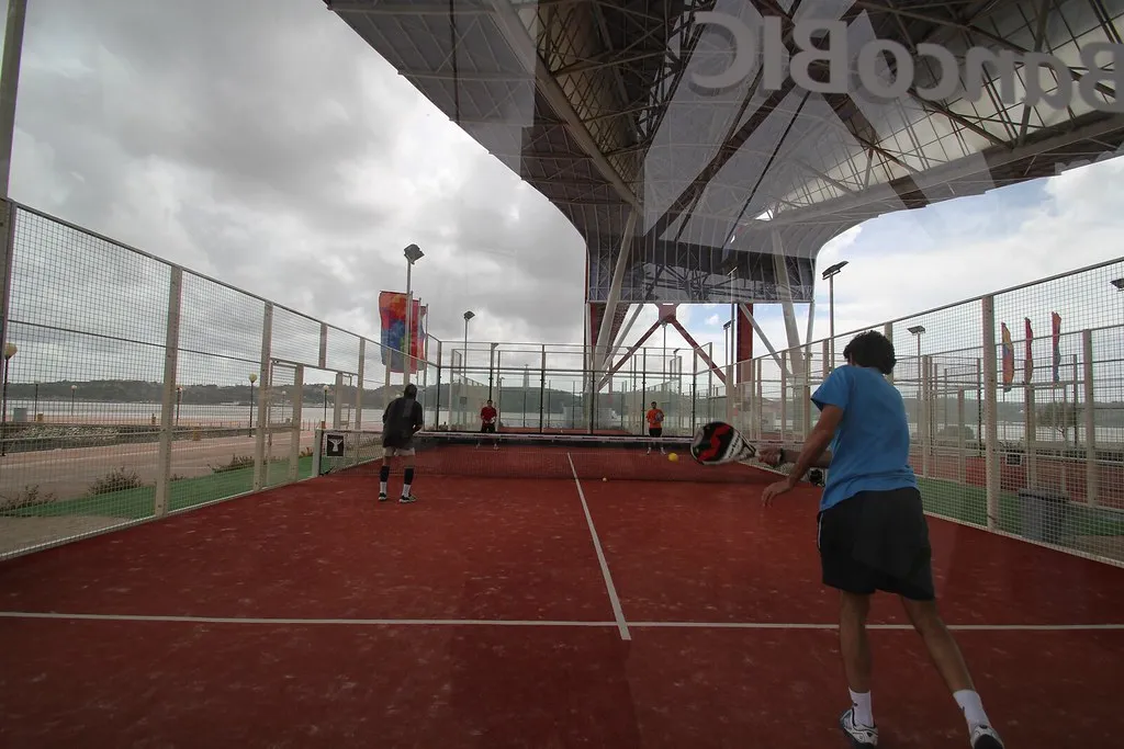Jugador en pista de pádel
