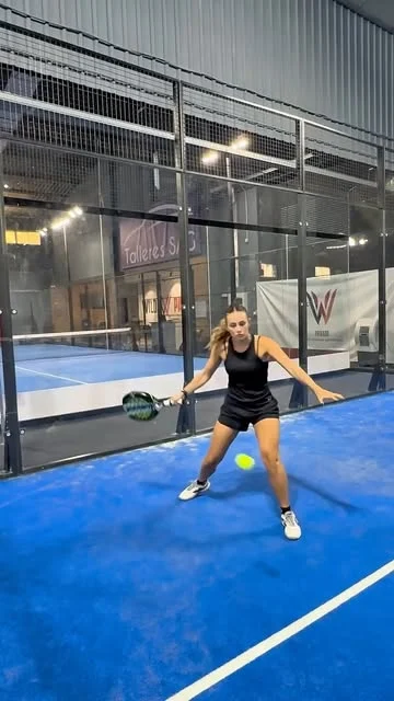 Jugadora en las pistas de Wild Padel