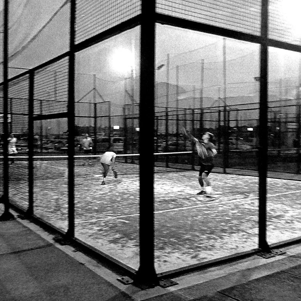 Pista de pádel vista a través del cristal